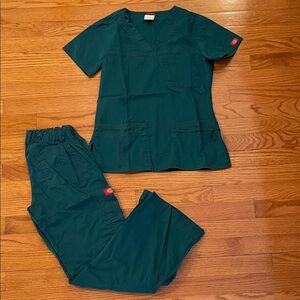 Dickies Women's Green Scrub Set